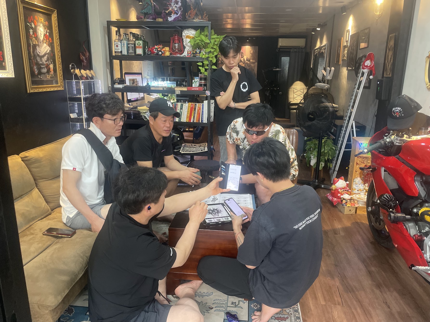 Tư vấn thiết kế và báo giá hình xăm cho nhóm khách đến từ Hàn Quốc tại tiệm xăm 04 Tattoo Studio Nha Trang